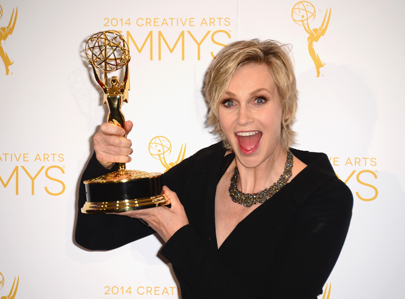 Actress Jane Lynch poses with her award Actress Jane Lynch poses with her award