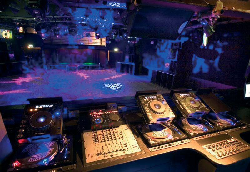 Students will have access to the latest Pioneer and Technics equipment. Students will have access to the latest Pioneer and Technics equipment.