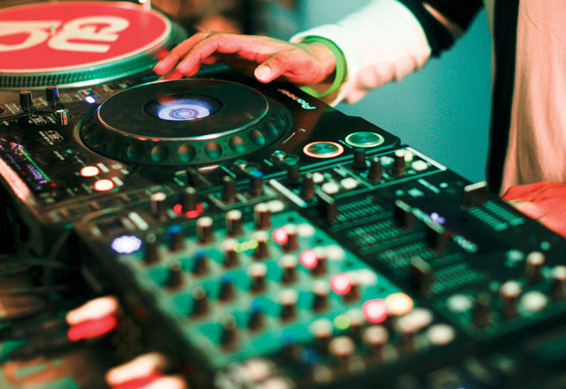Pioneer CDJ-100S and CDJ1000 mixers feature prominently. Pioneer CDJ-100S and CDJ1000 mixers feature prominently.