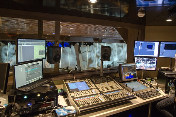 SD8 console and Coolux Pandoras Box SD8 console and Coolux Pandoras Box