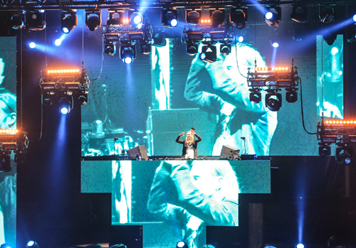 Dubai Media City Amphitheatre lights up for the French DJ's NYE 2016 fiesta. Dubai Media City Amphitheatre lights up for the French DJ's NYE 2016 fiesta.