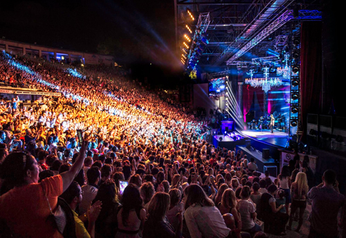 Tarkan takes the stage at the 4000-capacity Cemil Topuzlu Open Air Theatre. Tarkan takes the stage at the 4000-capacity Cemil Topuzlu Open Air Theatre.