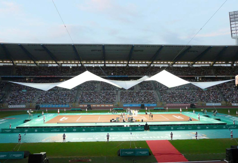 The 1500 square metre canvas roof is fixed to the roof of the stadium with steel cables and held down with contra weights. The 1500 square metre canvas roof is fixed to the roof of the stadium with steel cables and held down with contra weights.