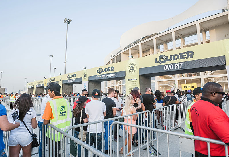 A 250-person crew rotated 24hr shifts for four days to complete the stadium build-up A 250-person crew rotated 24hr shifts for four days to complete the stadium build-up