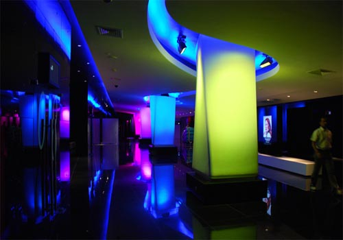 The LED lighting system consists of 68 Martin Stagebar 54 luminaires. The LED lighting system consists of 68 Martin Stagebar 54 luminaires.