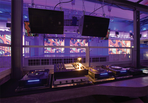 Blackline F12+ and S18+ subs perform the DJ monitoring duties. Blackline F12+ and S18+ subs perform the DJ monitoring duties.